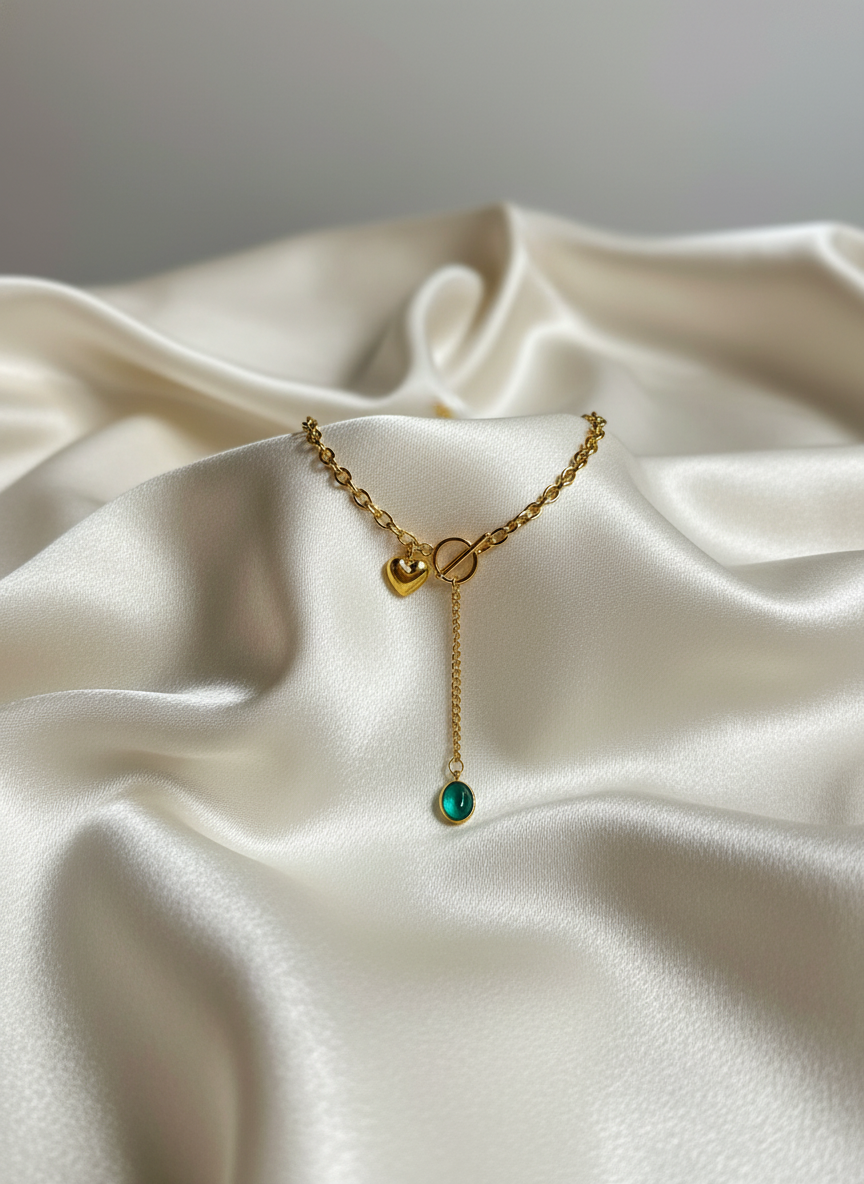 سلسلة لاريات بقفل توجل – قلب ذهبي وحجر أخضر