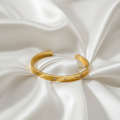 سوار Cuff ذهبي مفتوح بفصوص ناعمة