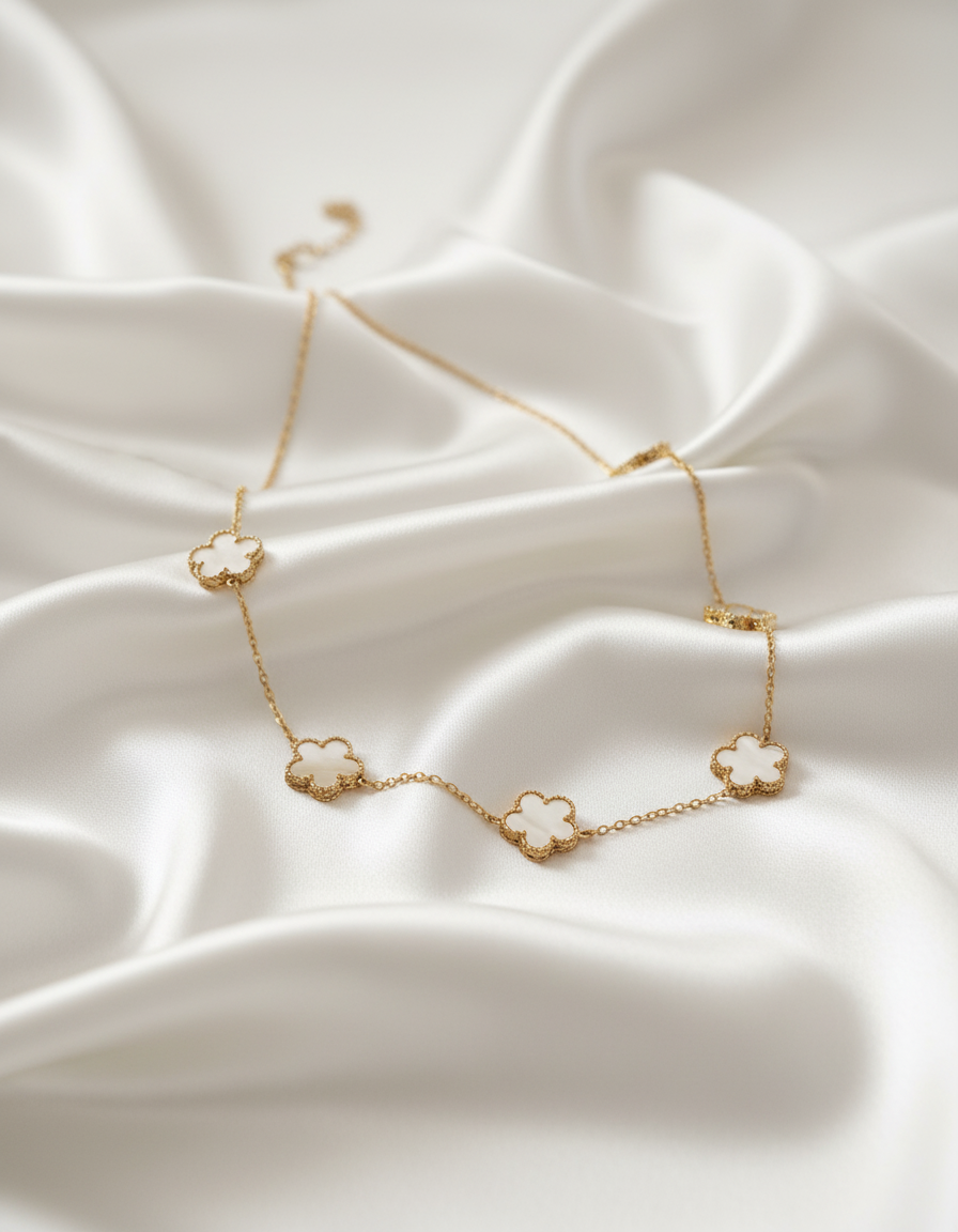 سلسلة الوردة الرباعية باللؤلؤ الأبيض – تصميم ألهمبرا